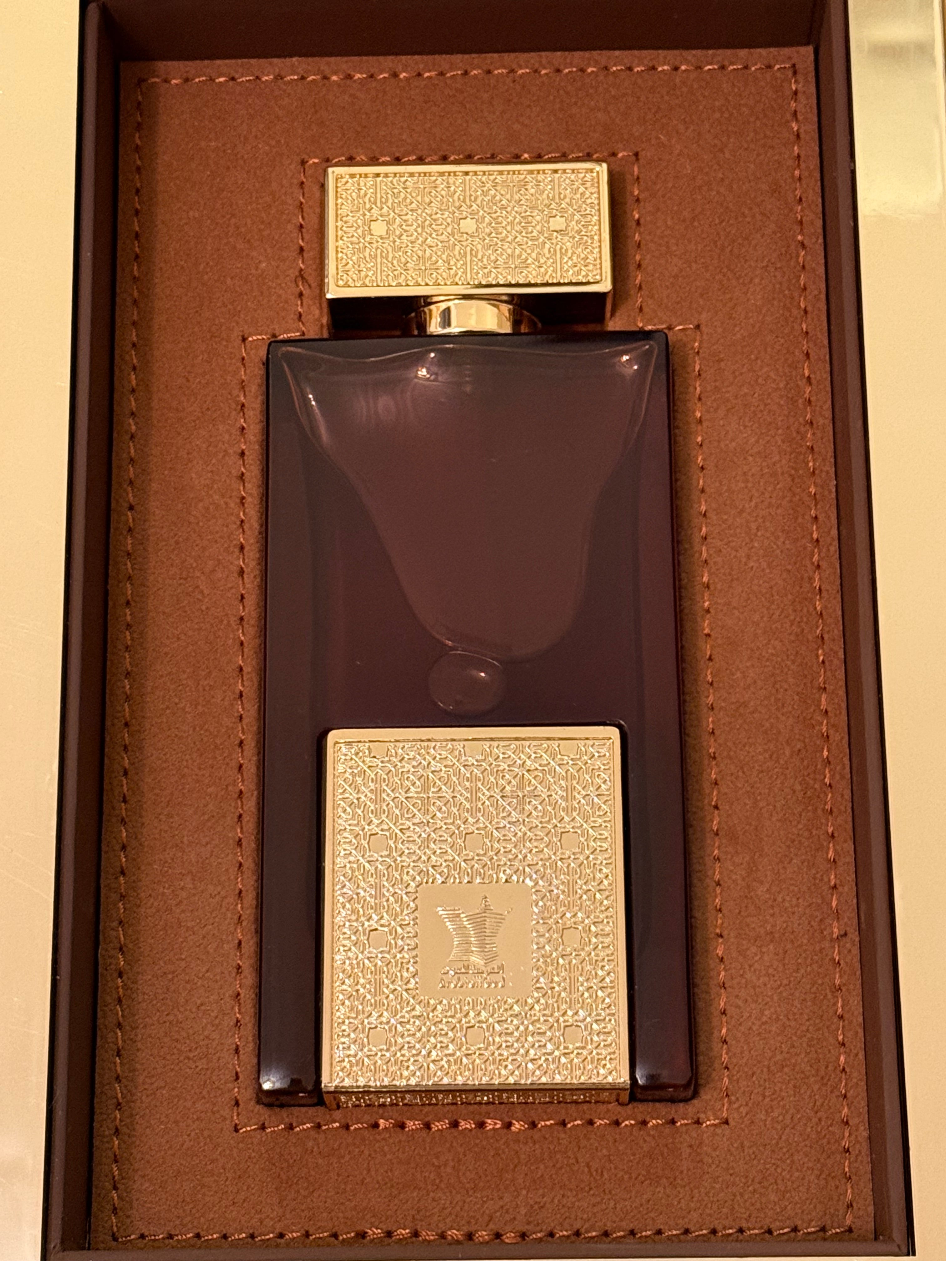 Cosmetic set with a brown case, including a compact mirror and a small box with a brand logo.