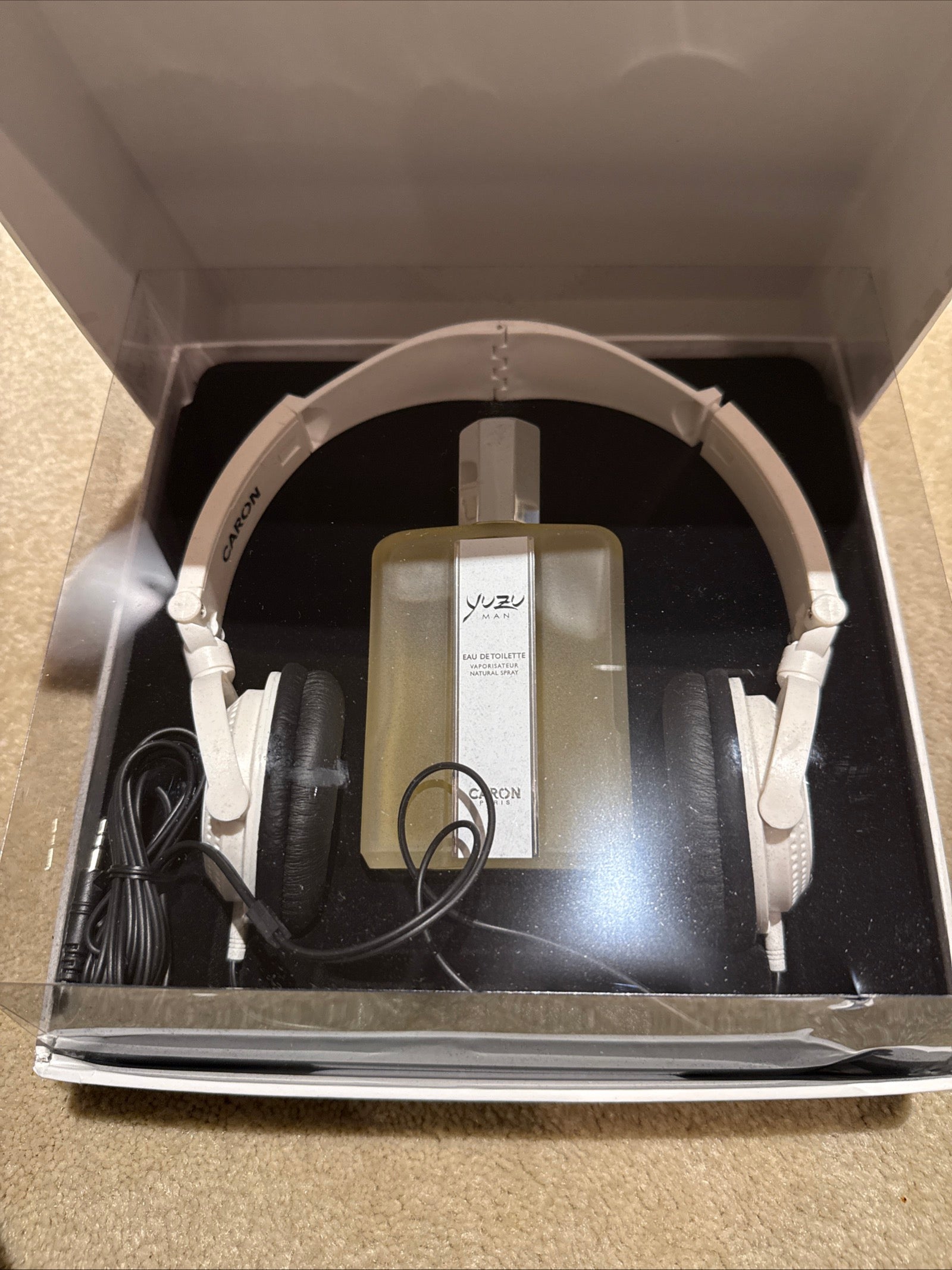 Caron Yuzu EDT Gift Set 4.2 oz EDT spray and headphones